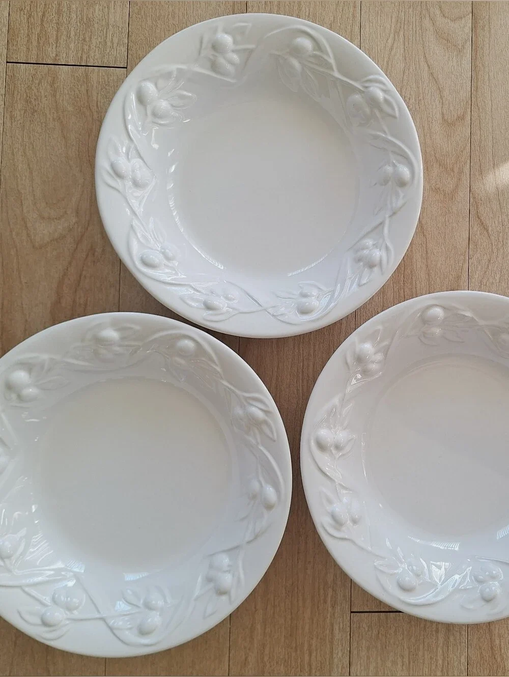 Williams Sonoma I Patrizi White Embossed Olives Ceramic Pasta Bowls - Set of 3